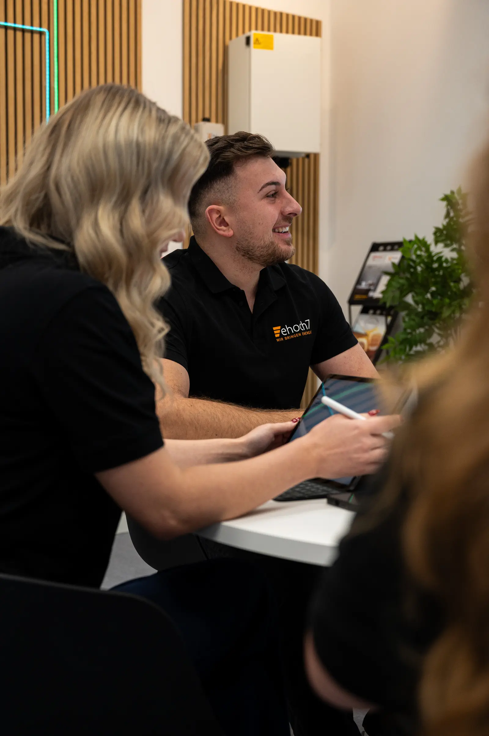 Team von ehoch7 im Gespräch, Einblicke in die Arbeitsatmosphäre