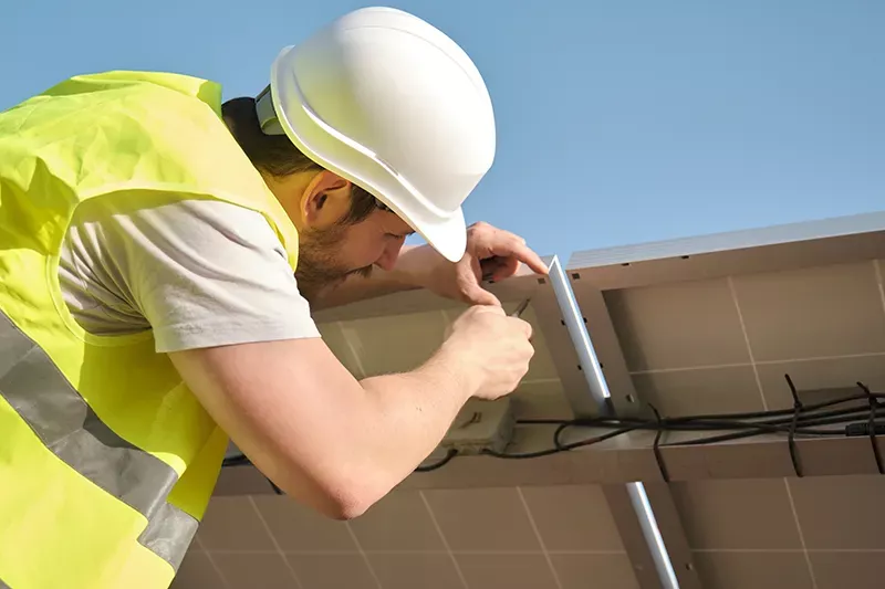 Photovoltaik Wartung. Ein Mann mit einem Schraubenzieher