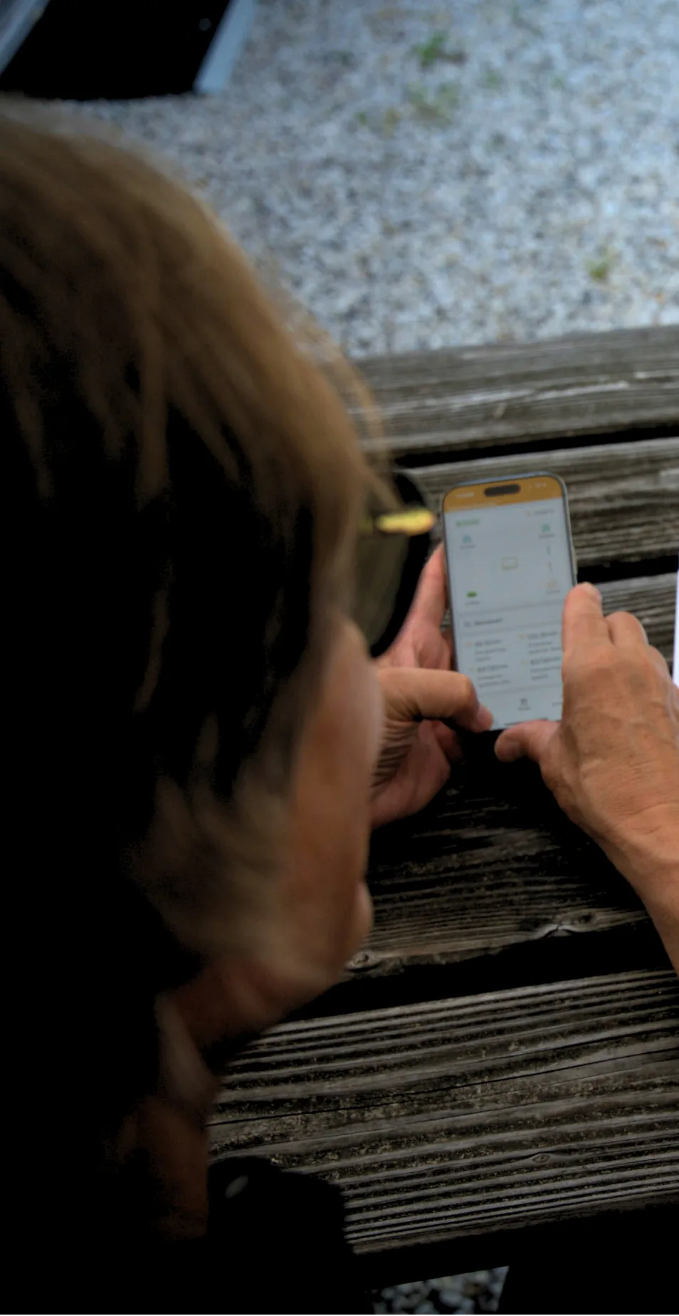 Kunde prüft in der Energiemanagement-App Erzeugung, Verbrauch und Speicherstand seiner Photovoltaikanlage