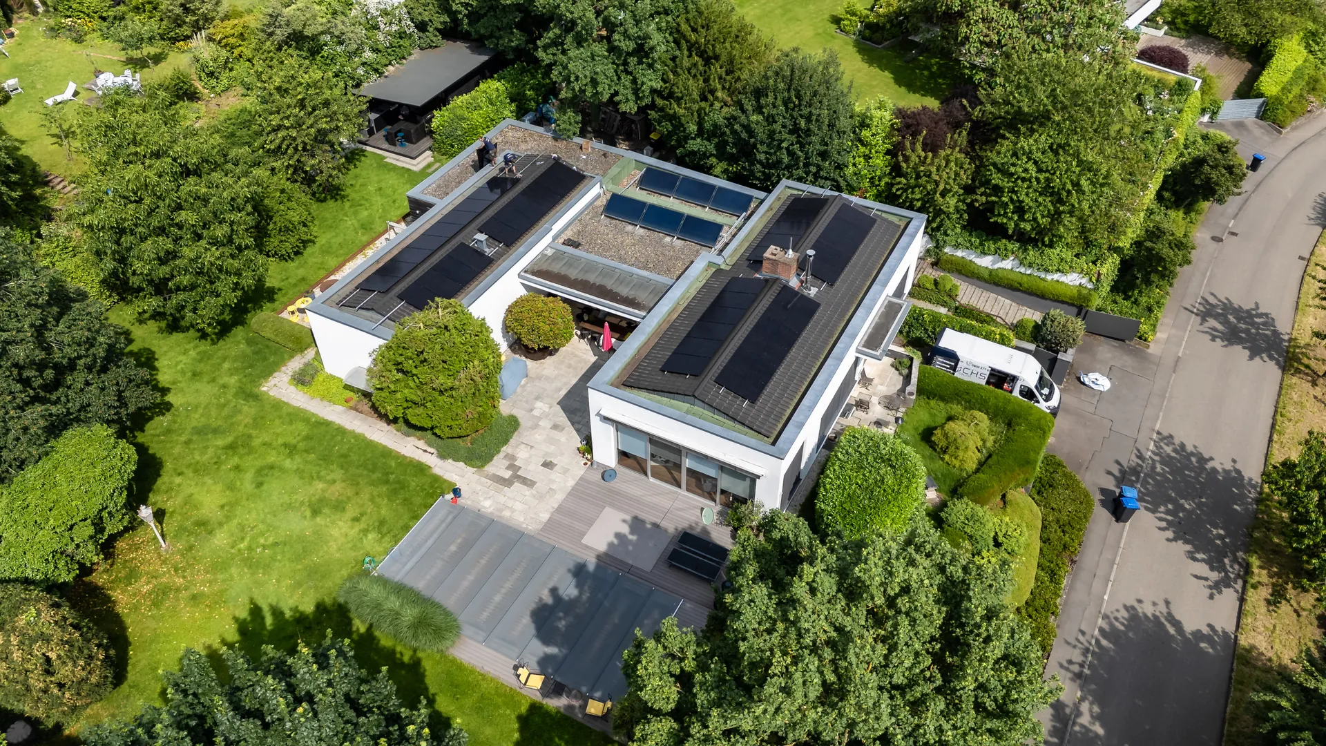 Luftaufnahme eines Wohnhauses mit Photovoltaikanlage, montiert von ehoch7