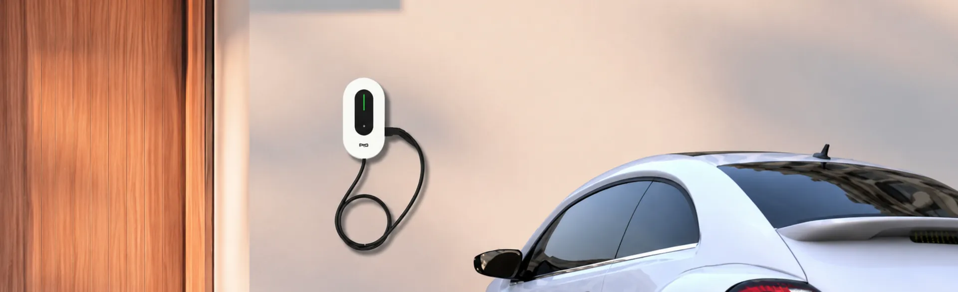 Wallbox an der Garagenwand, daneben ein E-Auto