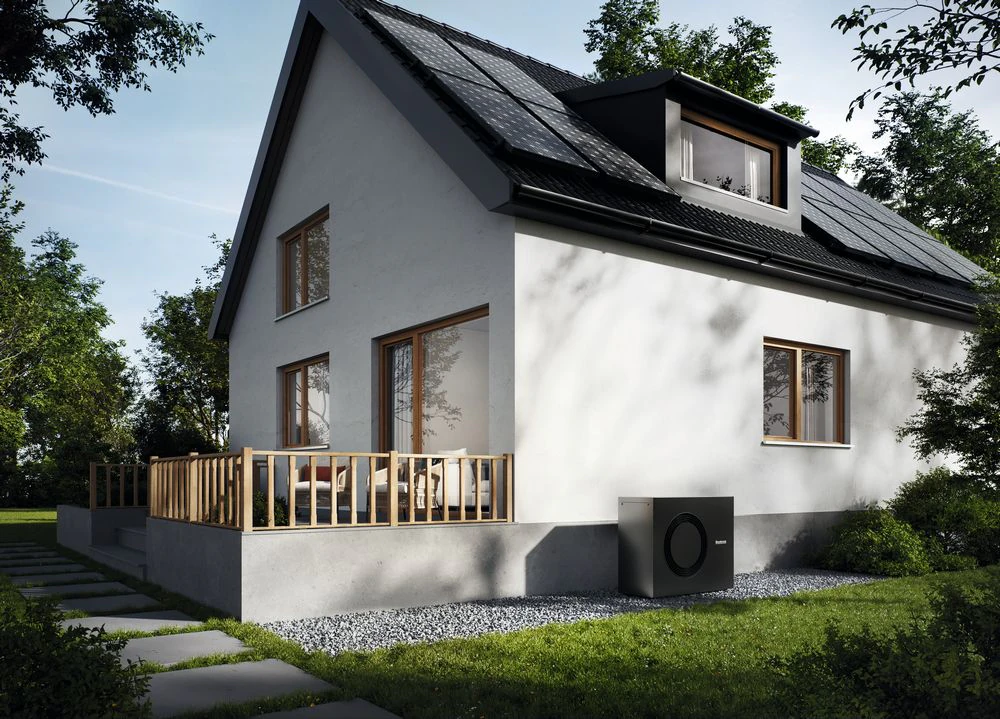 Einfamilienhaus mit Putzfassade – typische Einbausituation für eine Luft-Wasser-Wärmepumpe (Buderus Motiv)