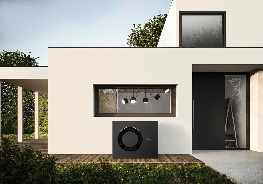 Moderner Neubau mit Wärmepumpen-Außeneinheit (Buderus Motiv)